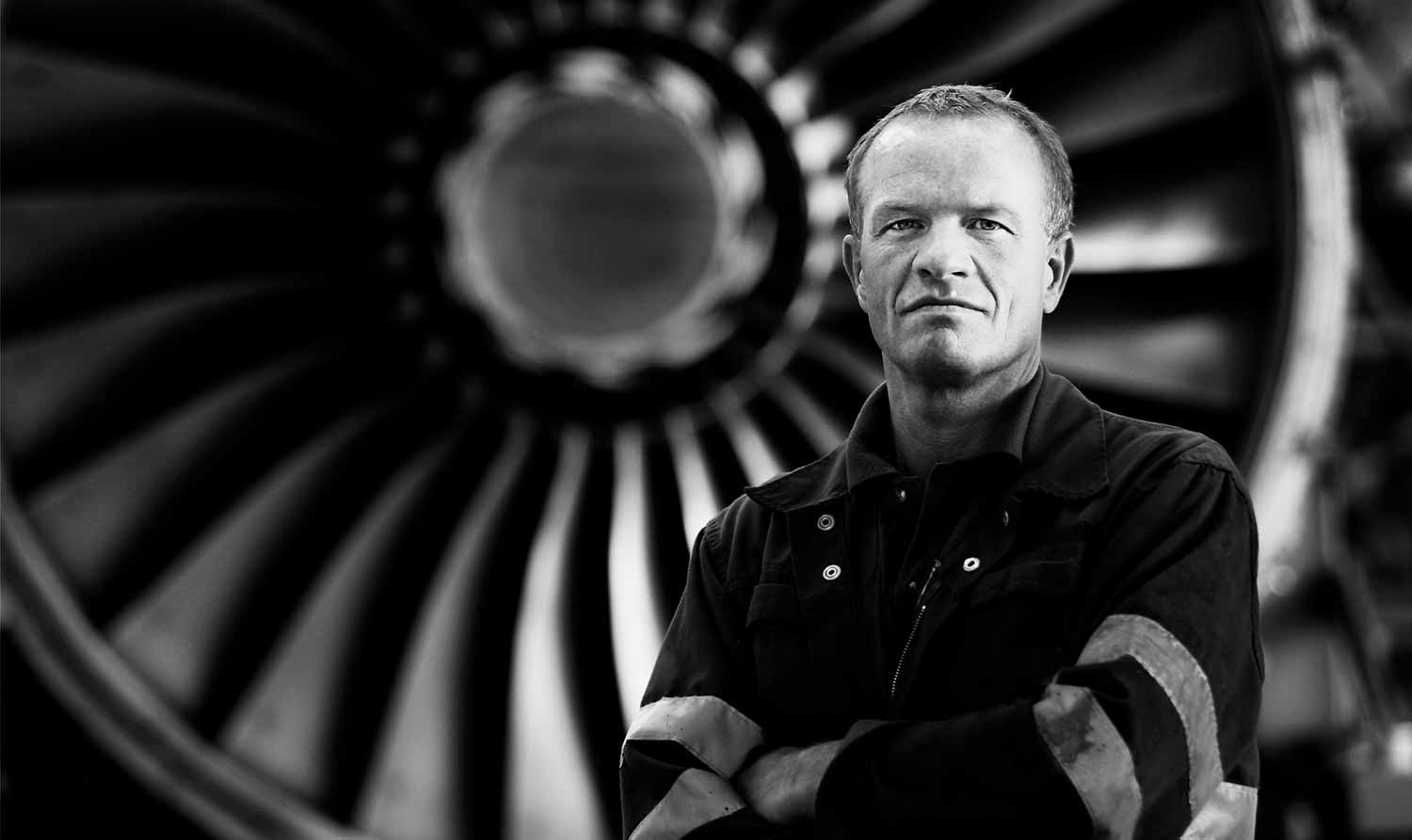 Flymekaniker foran jetmotor