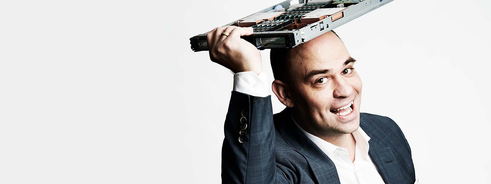 IT specialist med board på hovedet